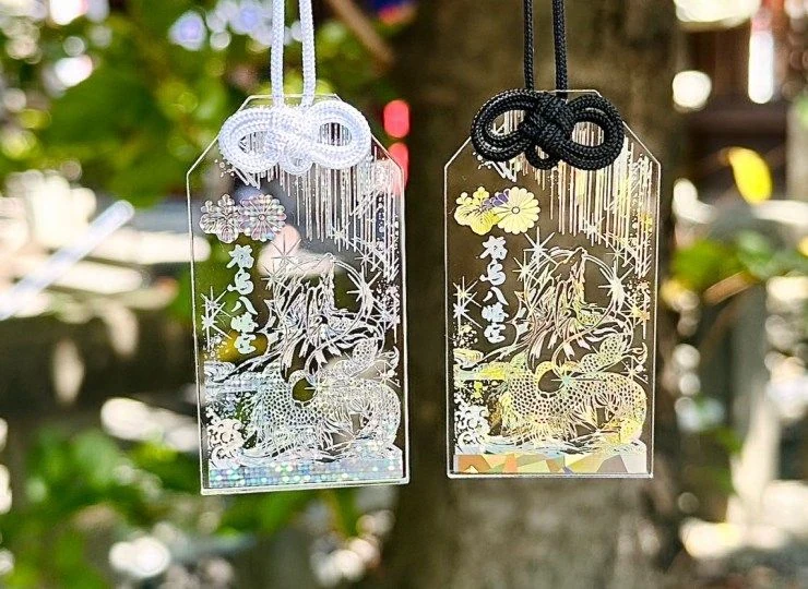 観光土産・地域限定商品向け液体封入・流砂対応アクリルお守りOEMの活用例