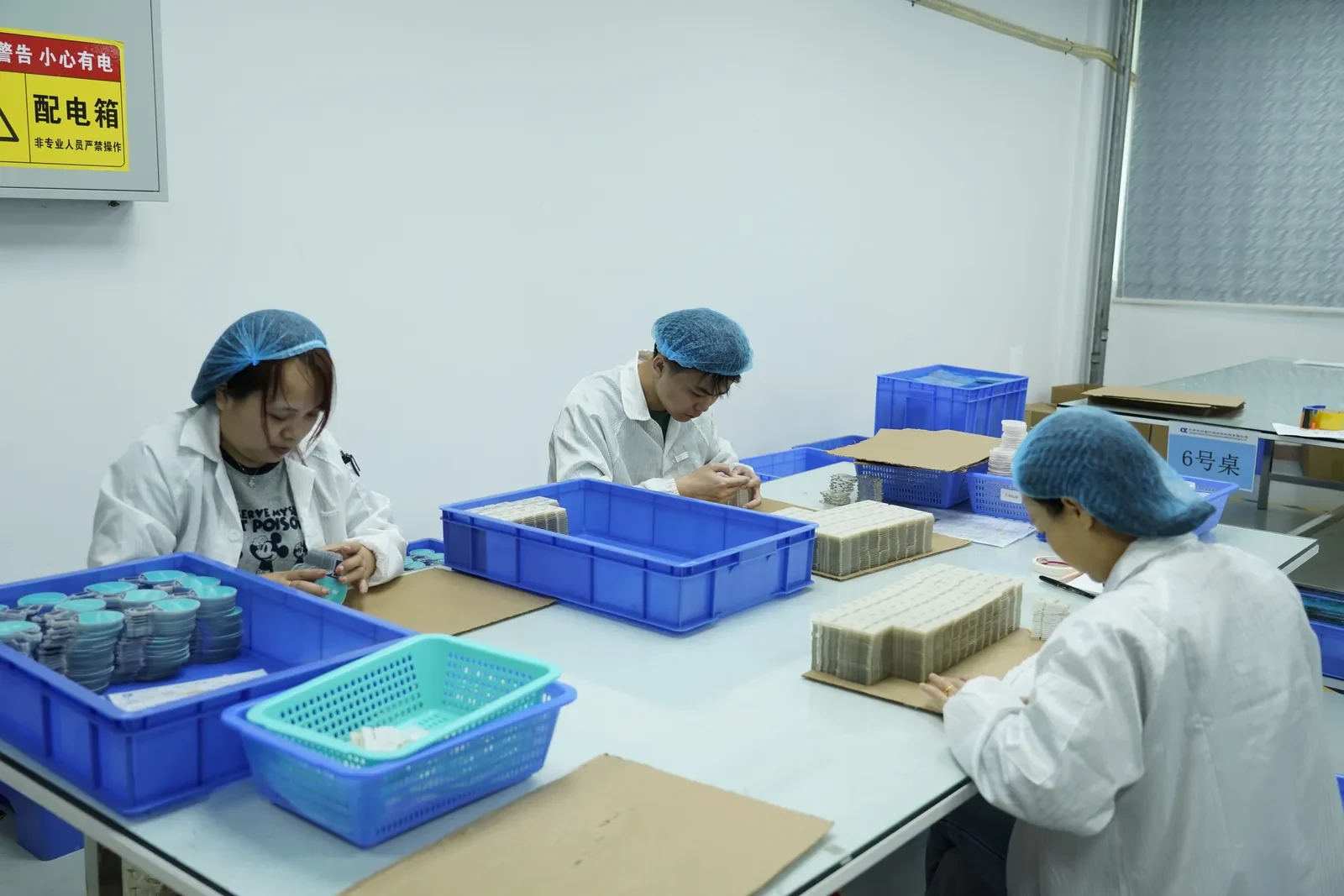 台座の嵌合・自立状態を行う多層・可動アクリルスタンドの日本向けOEM工程