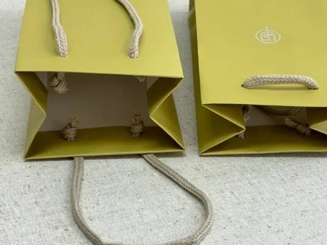 紙袋包装の販売用アクリルグッズ参考イメージ