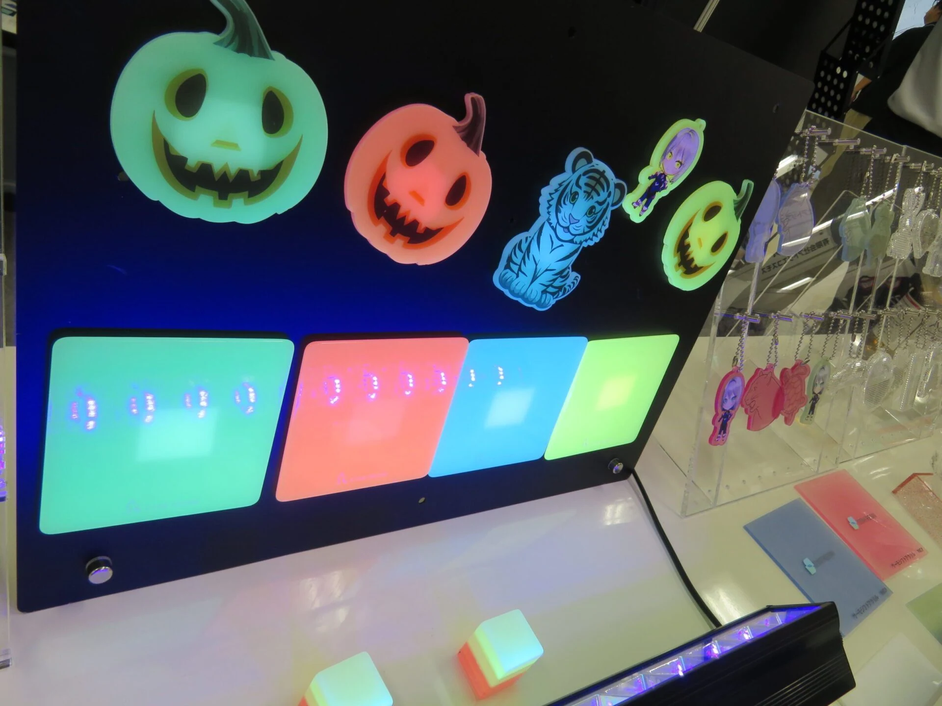 蓄光アクリルディスプレイOEMの製作イメージ。展示什器、発光演出、印刷、量産条件の確認に対応。