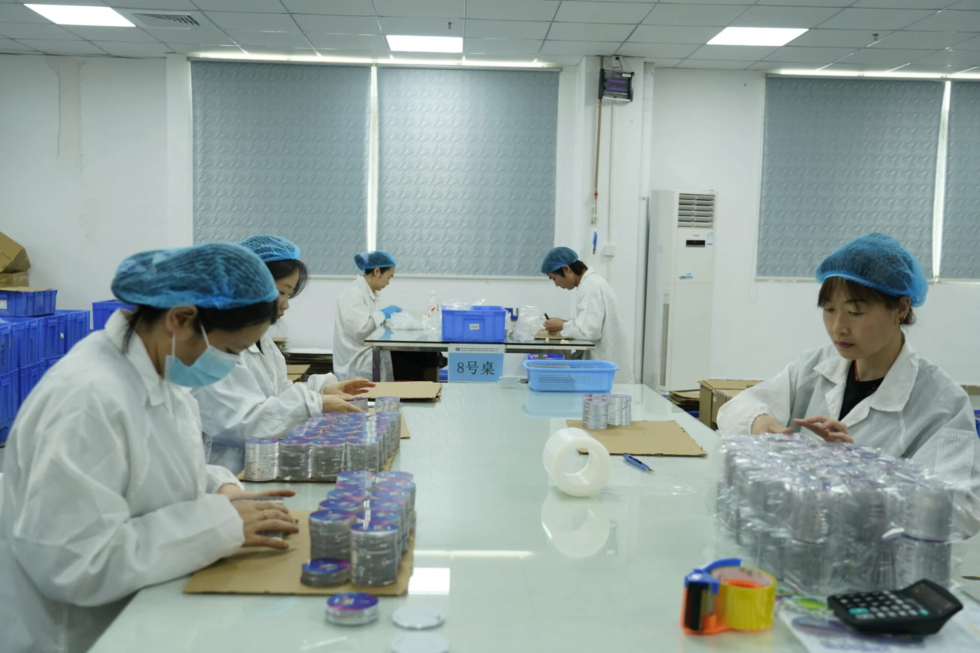 蓄光アクリルグッズの包装・表示条件確認イメージ。OPP個包装、台紙、ラベル、SKU管理を整理。