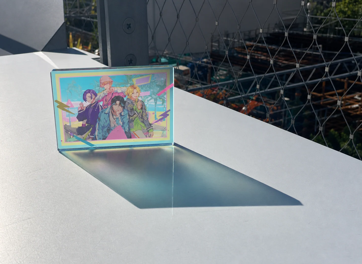 透明アクリルに立体感のある表現を加えたレンチキュラー風アクリルカードサンプル。展示用途の参考画像。